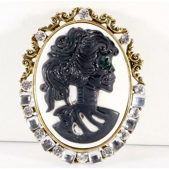 Gold plated green and white crystal cameo skull woman necklace/brooch - Picture 11 of 16